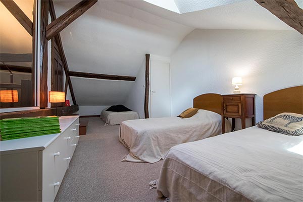 The mezzanine bedroom with its 3 beds