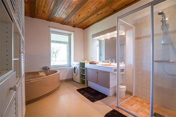 The spacious bathroom